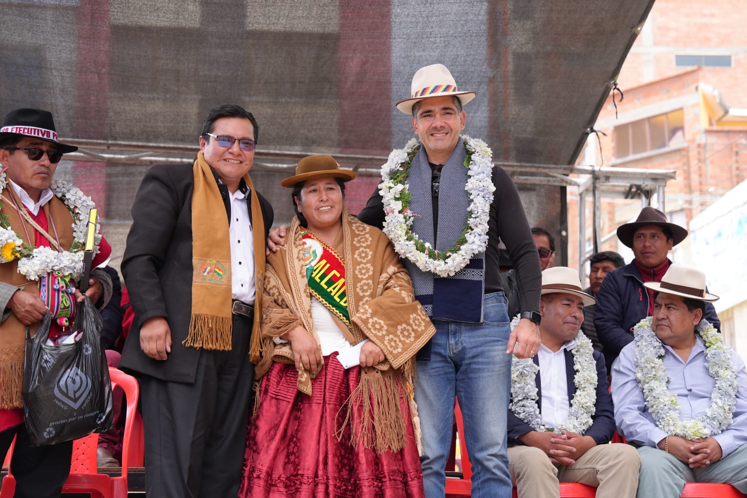 Ministro Justiniano impulsa proyectos de agua, riego, saneamiento y desarrollo lechero en Achacachi y municipios de Omasuyos