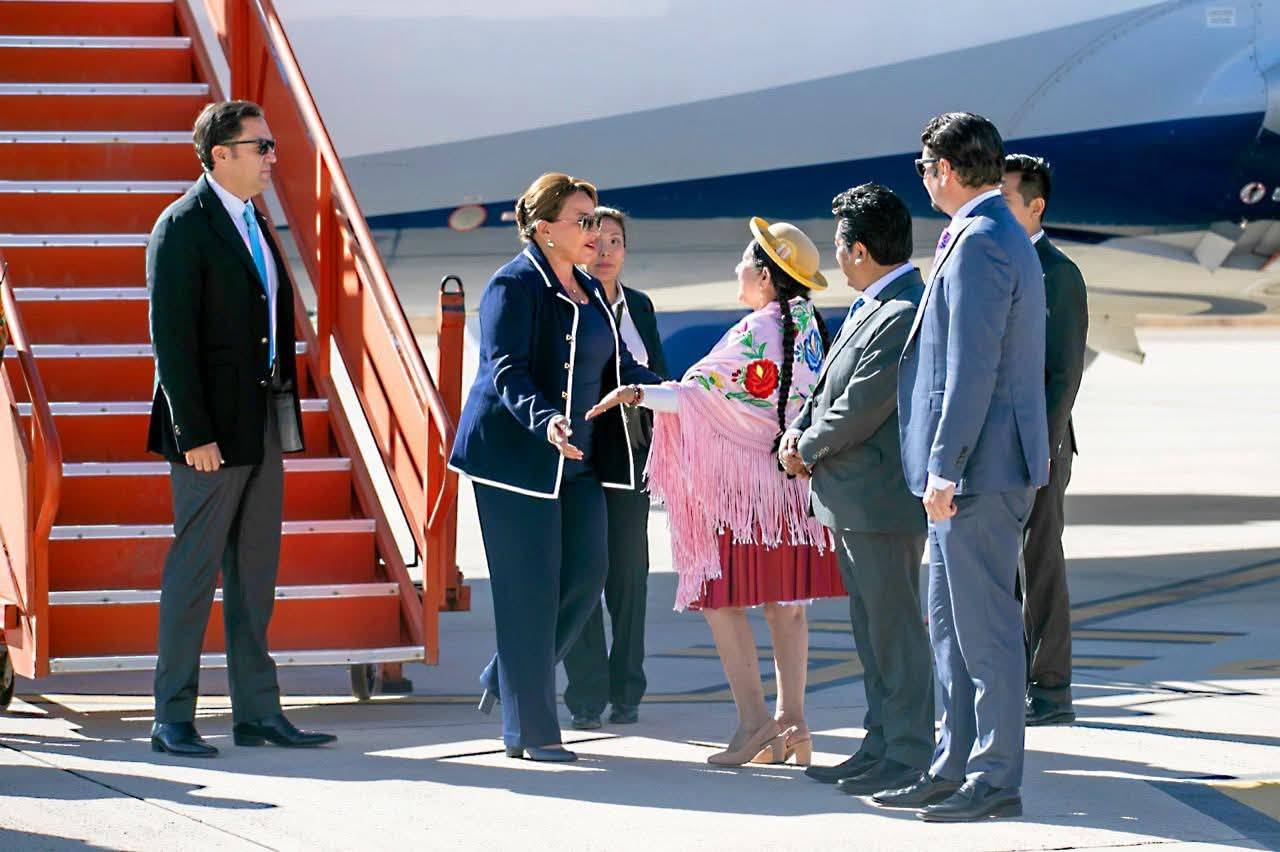 La presidenta de Honduras, Xiomara Castro, arriba a Bolivia para los actos protocolares del Bicentenario