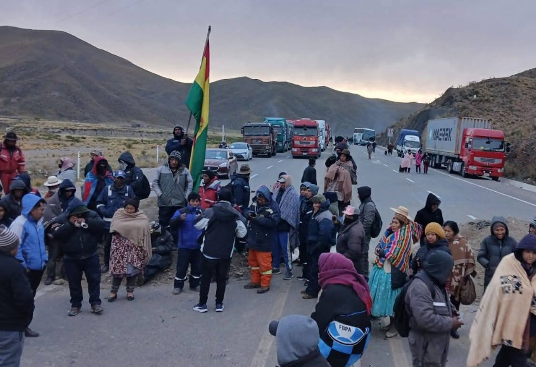 BOLIVIA ENFRENTA 26 PUNTOS DE BLOQUEO: LA PAZ, EPICENTRO DE LAS PROTESTAS