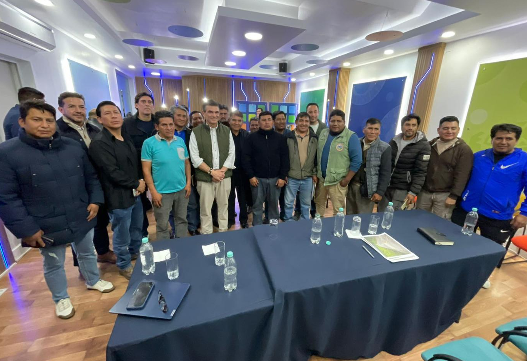 GOBIERNO Y TRANSPORTISTAS DE LOS YUNGAS LOGRAN ACUERDO Y LEVANTAN BLOQUEO