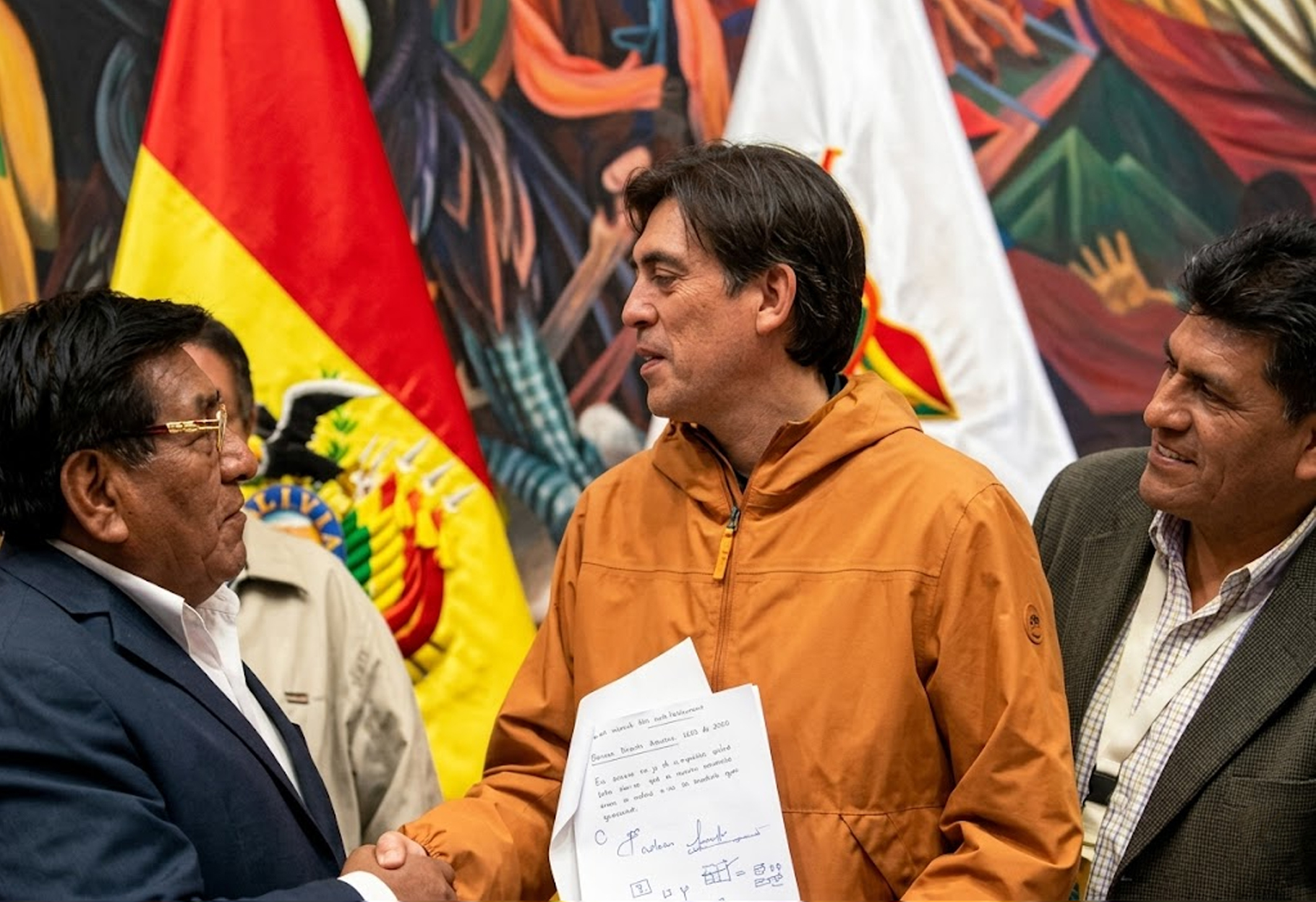 CHOFERES LEVANTAN EL PARO TRAS ACUERDO CON EL GOBIERNO