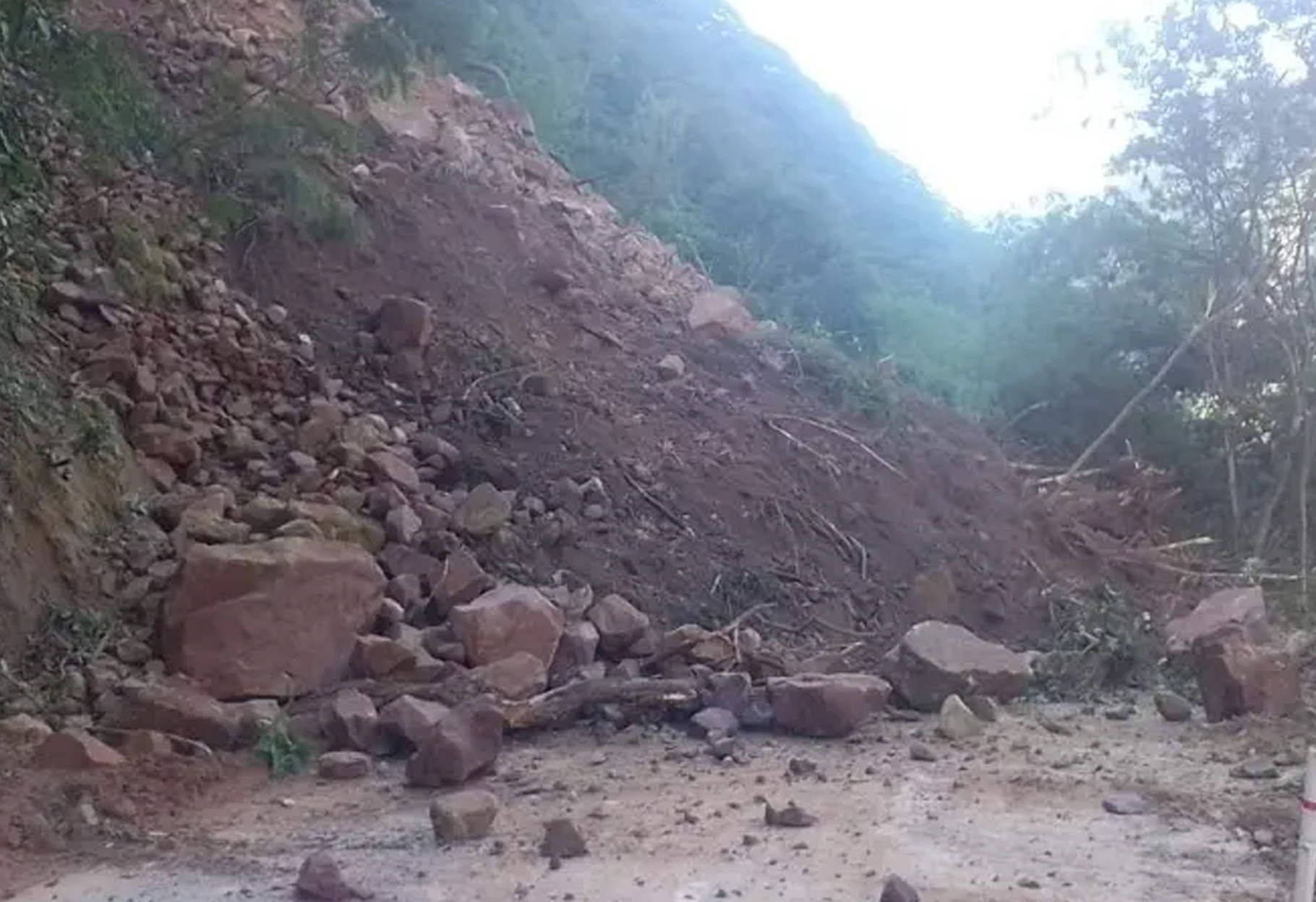 DERRUMBE OBLIGA AL CIERRE TEMPORAL DE LA CARRETERA ANTIGUA SANTA CRUZ–COCHABAMBA