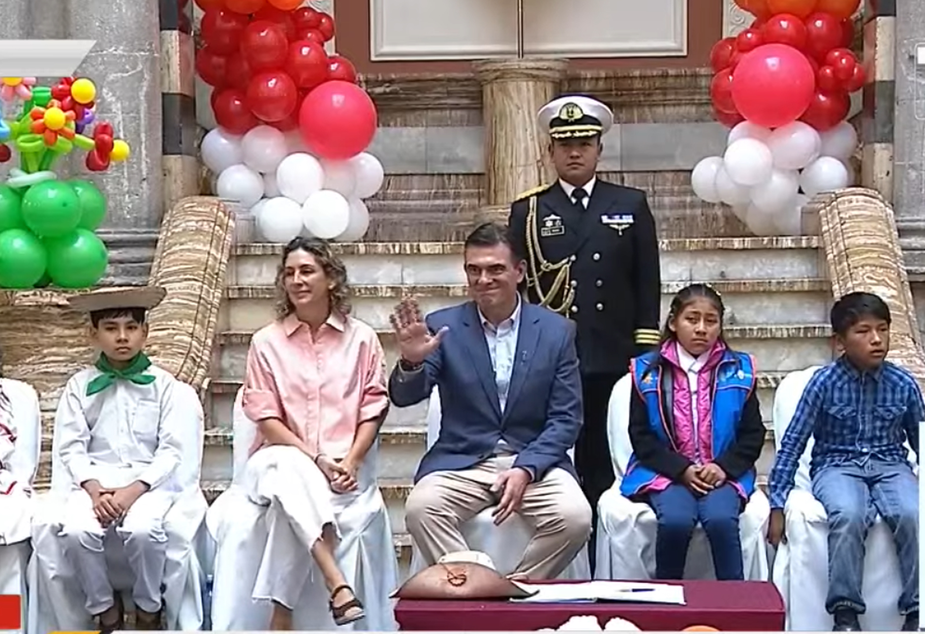 “BOLIVIA CON LA NIÑEZ”: PAZ Y LA PRIMERA DAMA RINDEN HOMENAJE EN EL DÍA DEL NIÑO