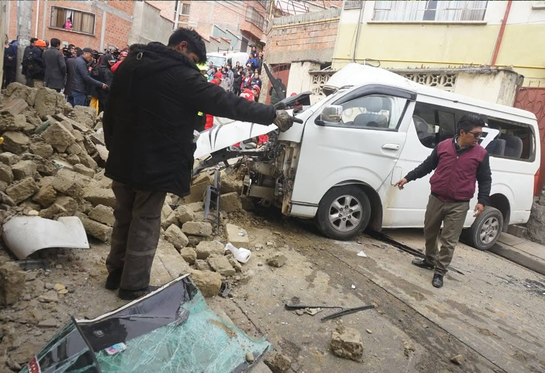 FATAL ACCIDENTE EN SOPOCACHI: MINIBÚS SE ESTRELLA CONTRA VIVIENDA DEJA UN FALLECIDO Y SEIS HERIDOS