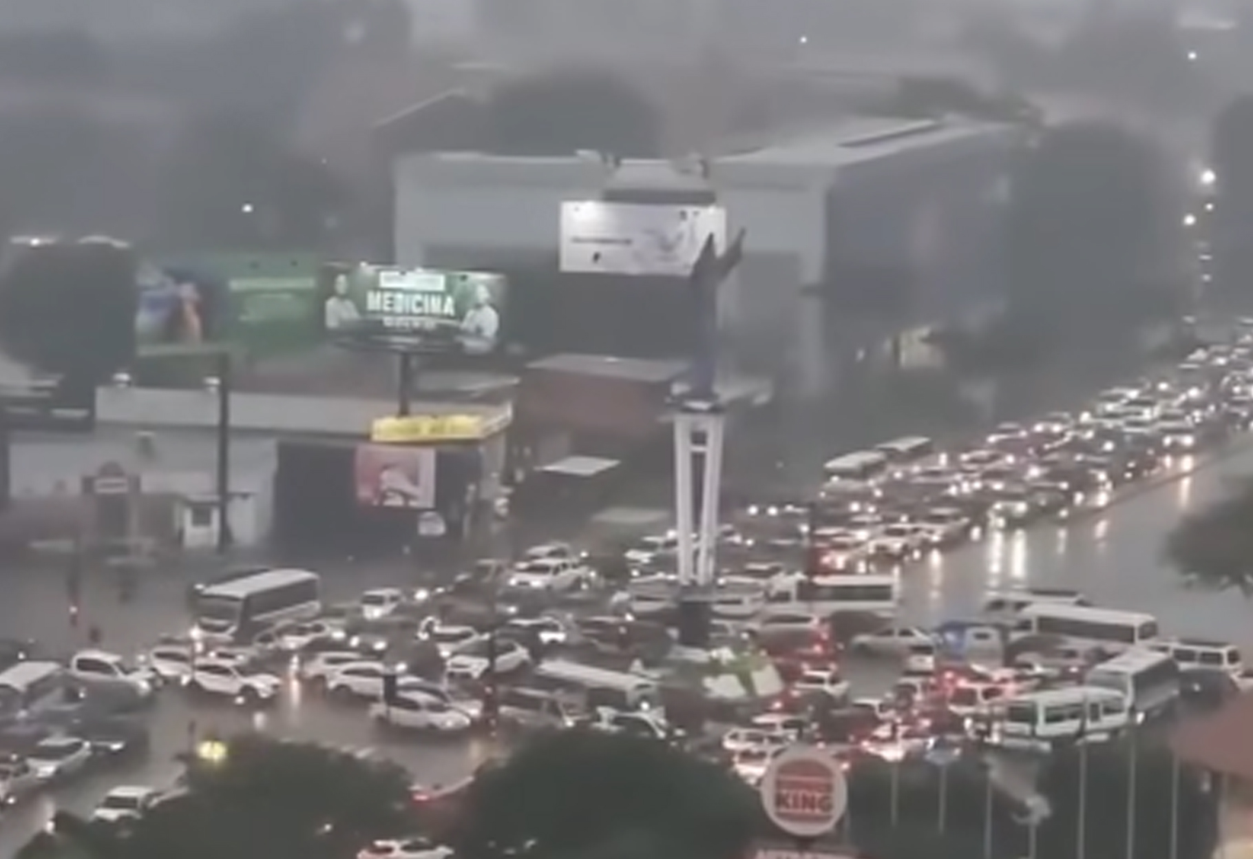 SANTA CRUZ AMANECE BAJO AGUA: LLUVIAS INTENSAS PARALIZAN LA CIUDAD