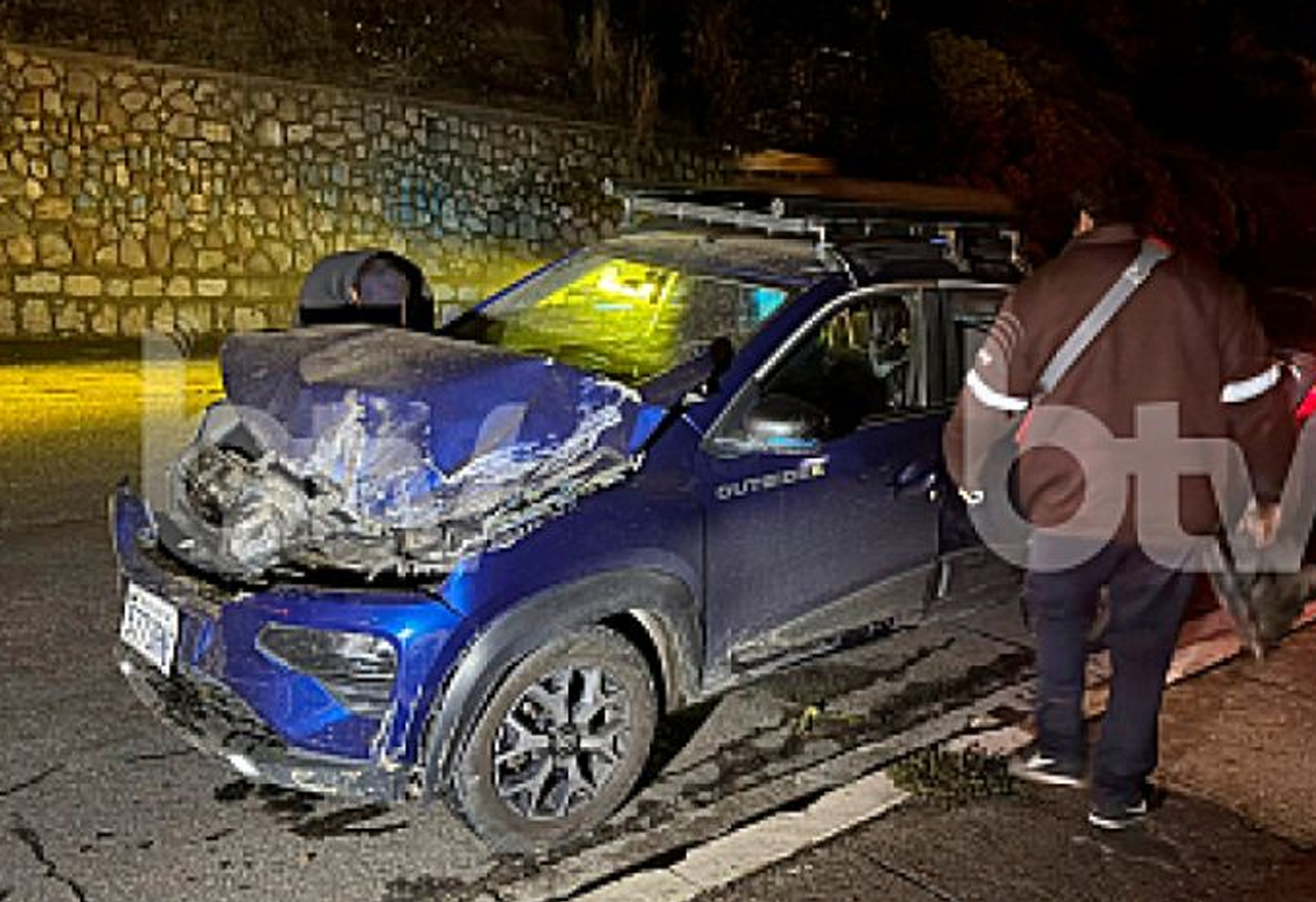 ALCALDÍA MANTIENE LA ALERTA: ROCA GIGANTE CAE SOBRE VEHÍCULO EN LA PAZ