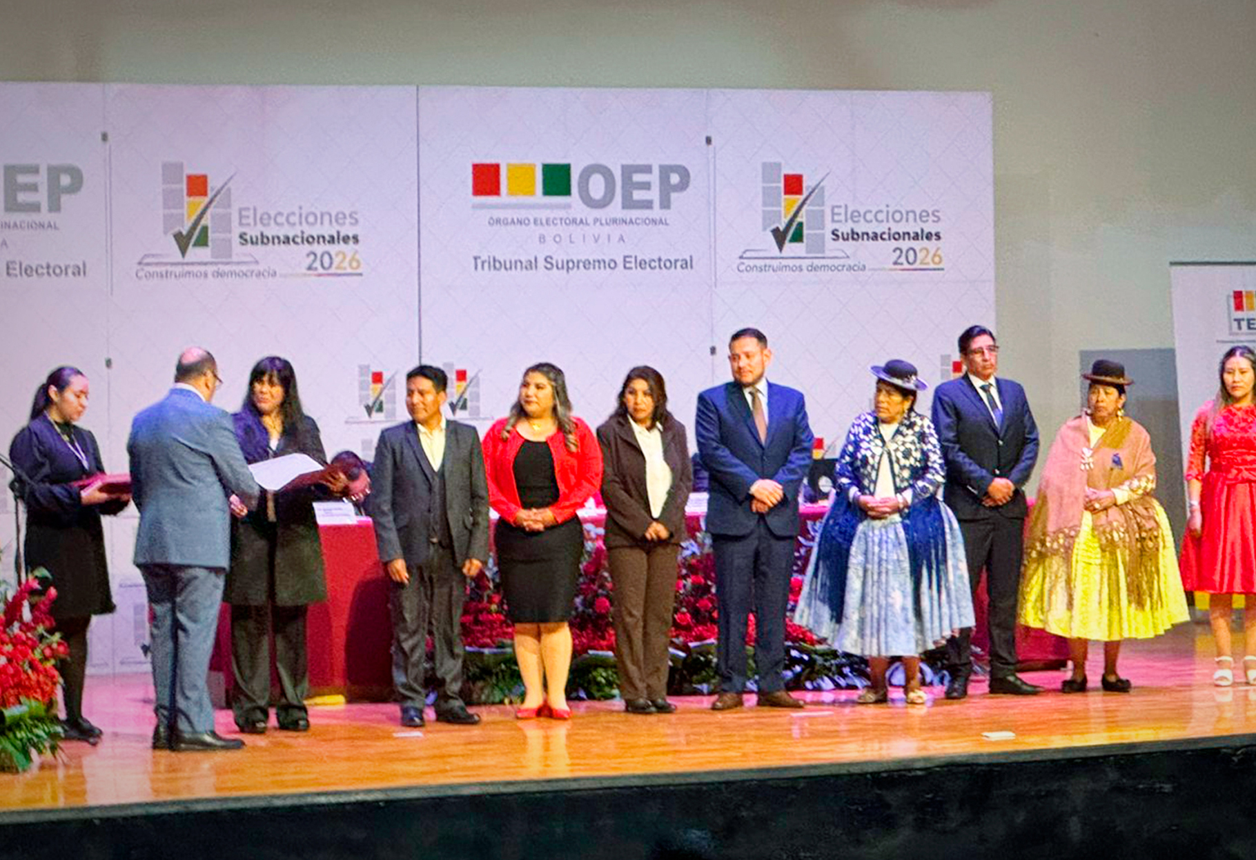 AUTORIDADES SUBNACIONALES RECIBEN CREDENCIALES CON LLAMADO A LA RESPONSABILIDAD