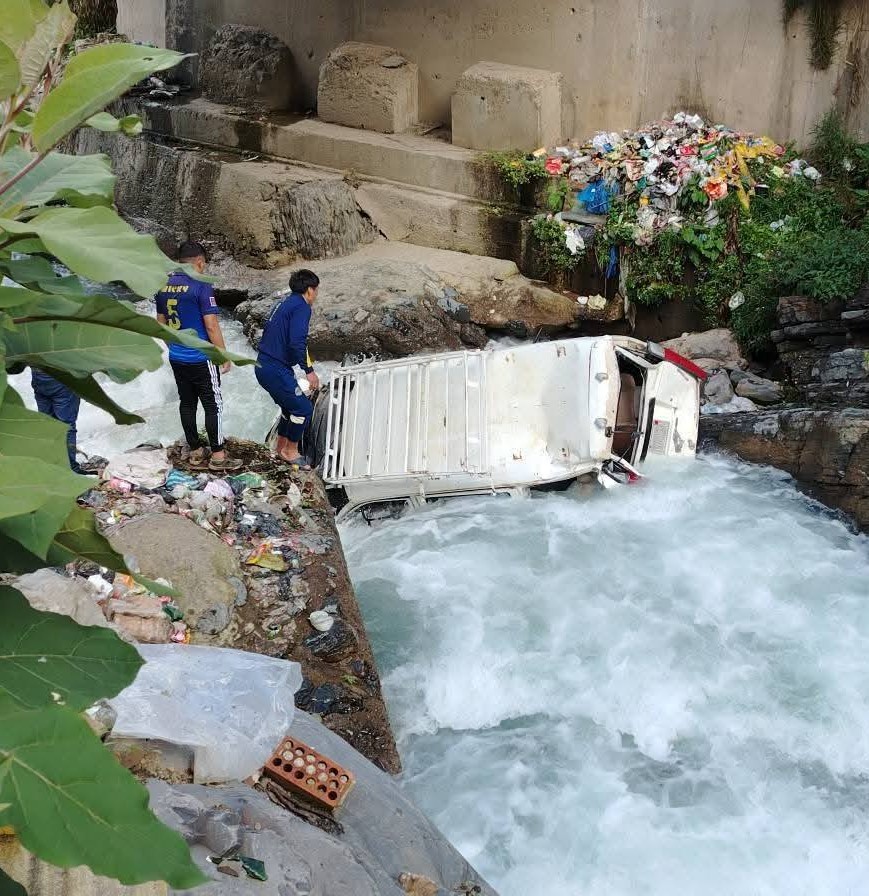 MINIBÚS CAE A UN RÍO Y BEBÉ ES ARRASTRADO