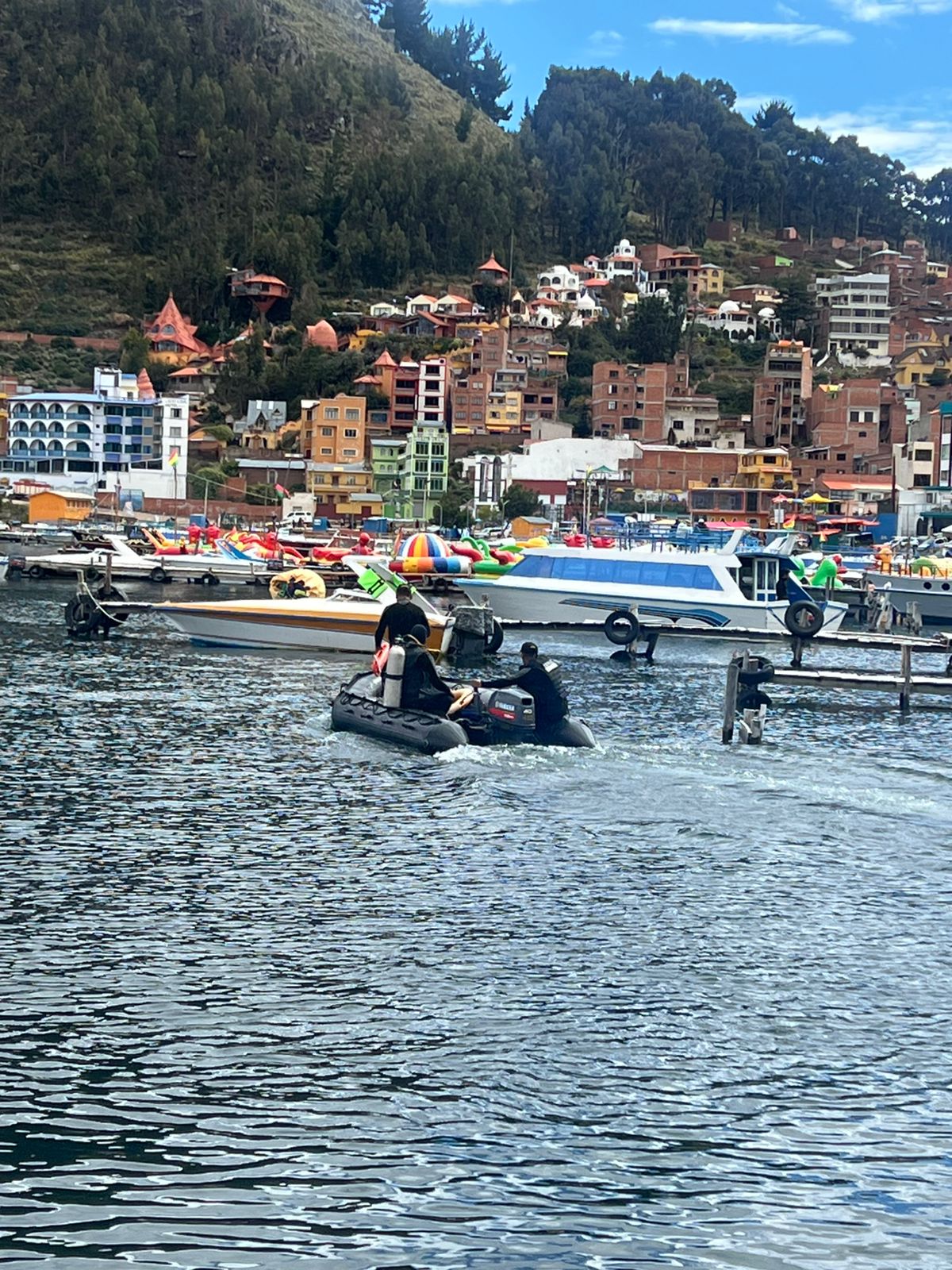 SEGURIDAD EN EL LAGO TITICACA ARMADA BOLIVIANA DESPLIEGA BUCEADORES PARA PROTEGER A PEREGRINOS