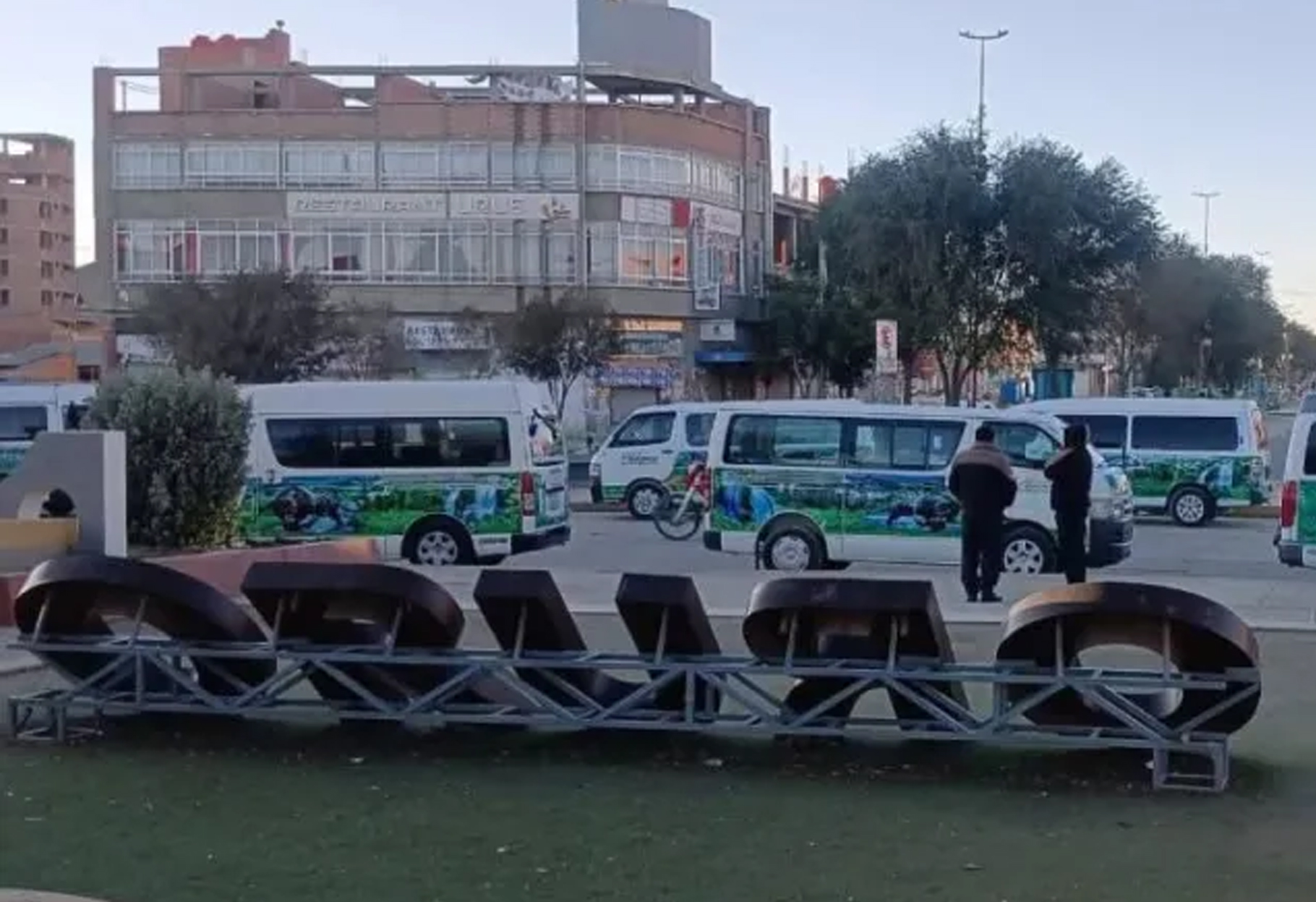 ORURO EN PARO INDEFINIDO: LA PAZ AISLADA Y TERMINALES PARALIZADAS