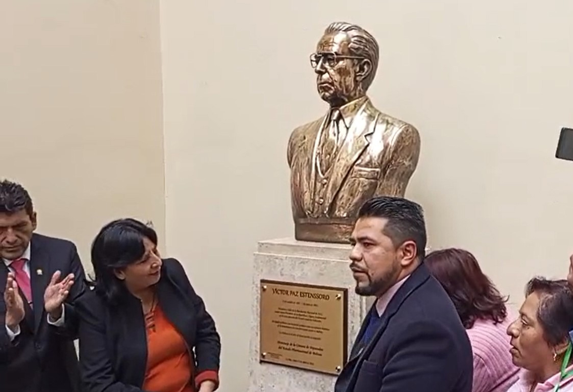 RESTITUYEN BUSTO DE VÍCTOR PAZ ESTENSSORO TRAS 16 AÑOS