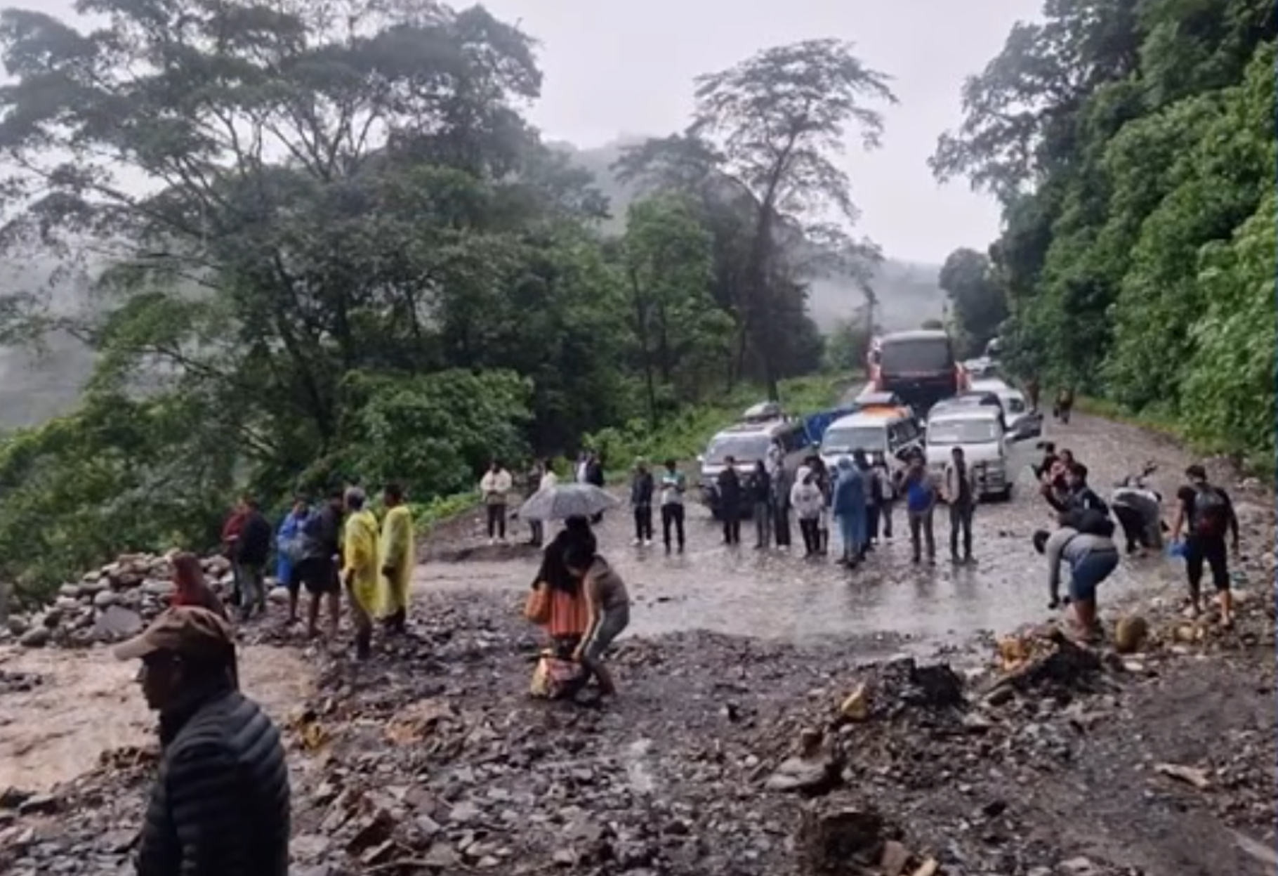 ABC REPORTA BLOQUEO PARCIAL EN LA RUTA NUEVA COCHABAMBA - SANTA CRUZ POR MAZAMORRA