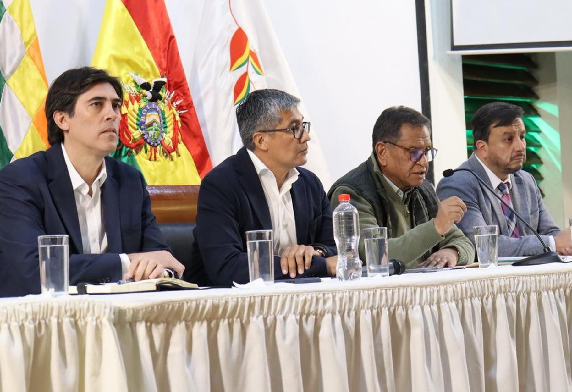 GOBIERNO INSTALA DIÁLOGO CON CHOFERES MOVILIZADOS EN LA PAZ