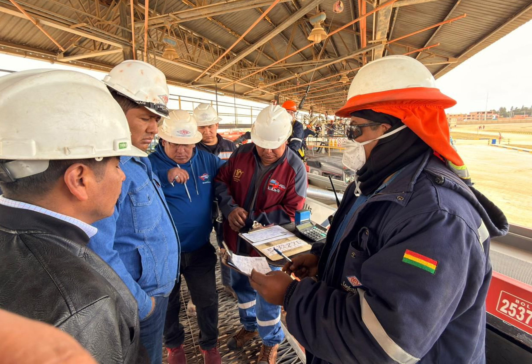 YPFB Y TRANSPORTISTAS VERIFICAN CALIDAD DE GASOLINA EN SENKATA