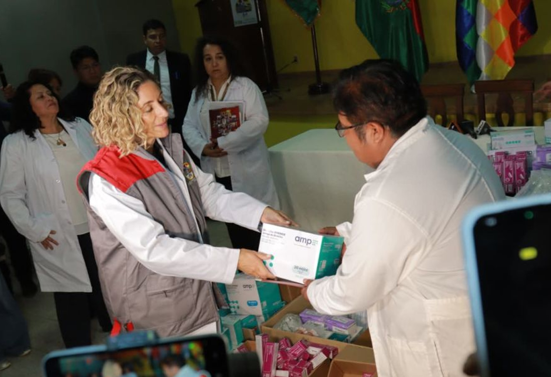 PRIMERA DAMA ENTREGA MEDICAMENTOS A HERIDOS DEL ACCIDENTE AÉREO